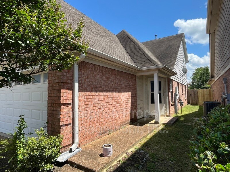 9125 Cinderhill Cove E in Memphis, TN - Building Photo