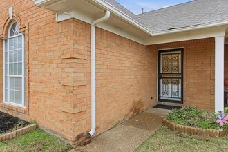 6856 Wrigley Dr in Cordova, TN - Foto de edificio - Building Photo