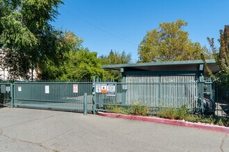 1036 Oak Grove Rd in Concord, CA - Foto de edificio - Building Photo