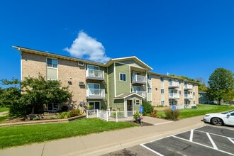 Seven Pines Apartments in Forest Lake, MN - Foto de edificio - Building Photo