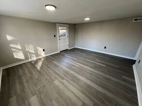 572 S Crescent Ave in Independence, MO - Building Photo - Building Photo