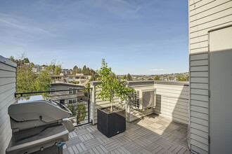 547 Highland Dr in Seattle, WA - Building Photo - Building Photo