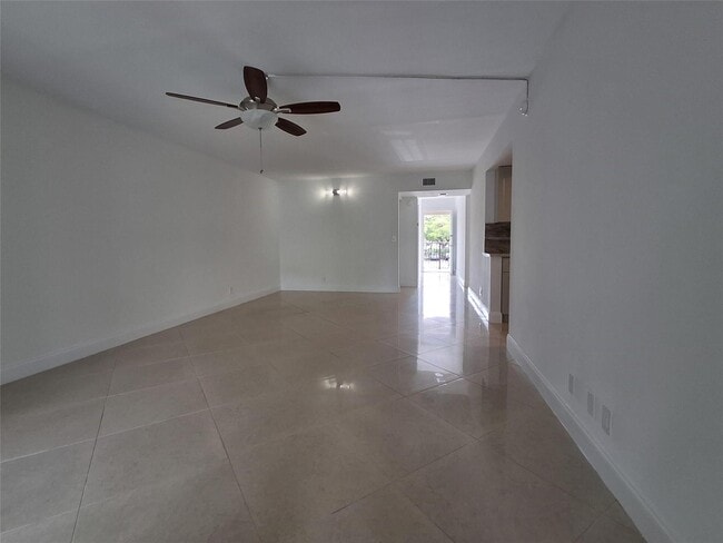 8763 Shadow Wood Blvd, Unit 202 in Coral Springs, FL - Foto de edificio - Building Photo