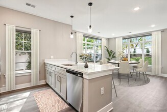 Regency @ Menlo Park Terrace in Metuchen, NJ - Building Photo - Building Photo