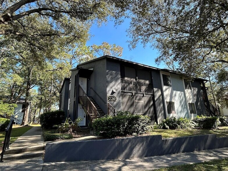 220 Riverbend Dr in Altamonte Springs, FL - Building Photo