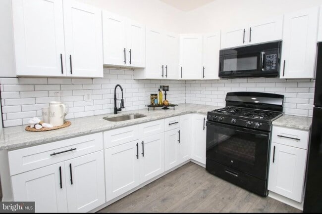 631 E Locust Ave, Unit 2 in Philadelphia, PA - Foto de edificio - Building Photo