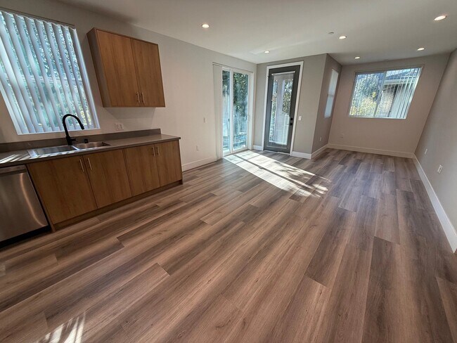 11155 Huston St in Los Angeles, CA - Building Photo - Building Photo