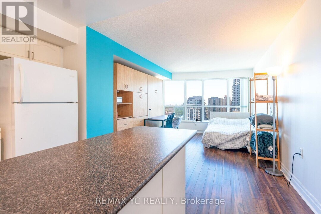 21 Hillcrest Ave in Toronto, ON - Building Photo