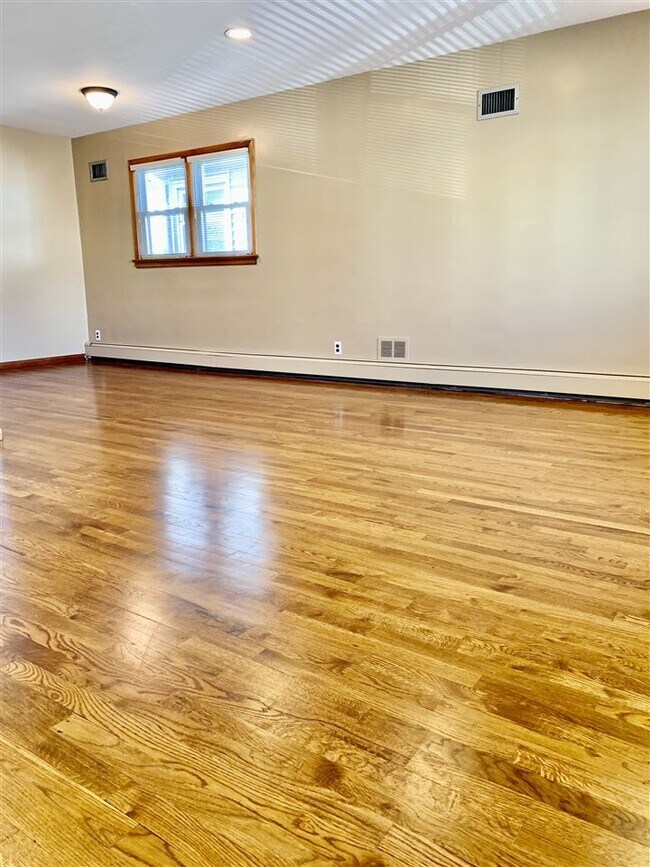 32 E 36th St-Unit -2 in Bayonne, NJ - Building Photo - Building Photo