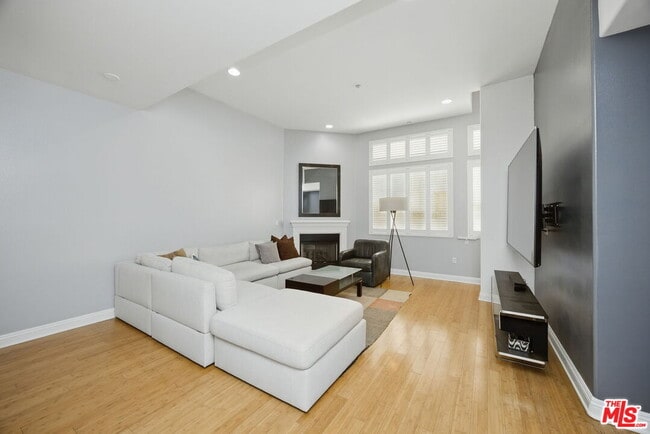 2125 S Bentley Ave in Los Angeles, CA - Building Photo - Building Photo