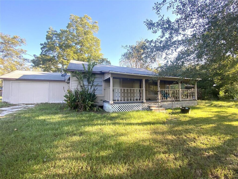 304 Elizabeth St in Trinity, TX - Building Photo