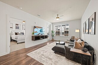 2048 Bolton Dr NW in Atlanta, GA - Foto de edificio - Building Photo