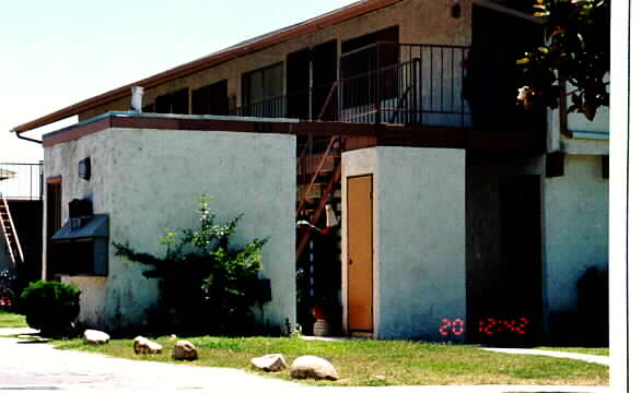 555 E Johnston Ave in Hemet, CA - Building Photo