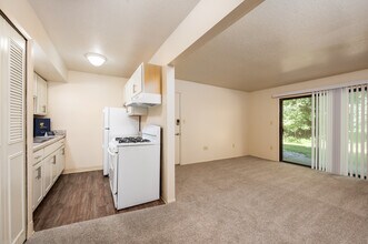 West Wind Apartments in Fort Wayne, IN - Building Photo - Interior Photo