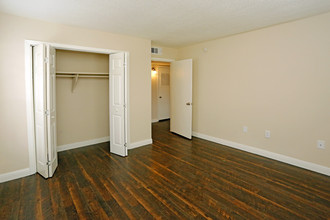 Castlegate Luxury Apartments in Jackson, MS - Building Photo - Interior Photo