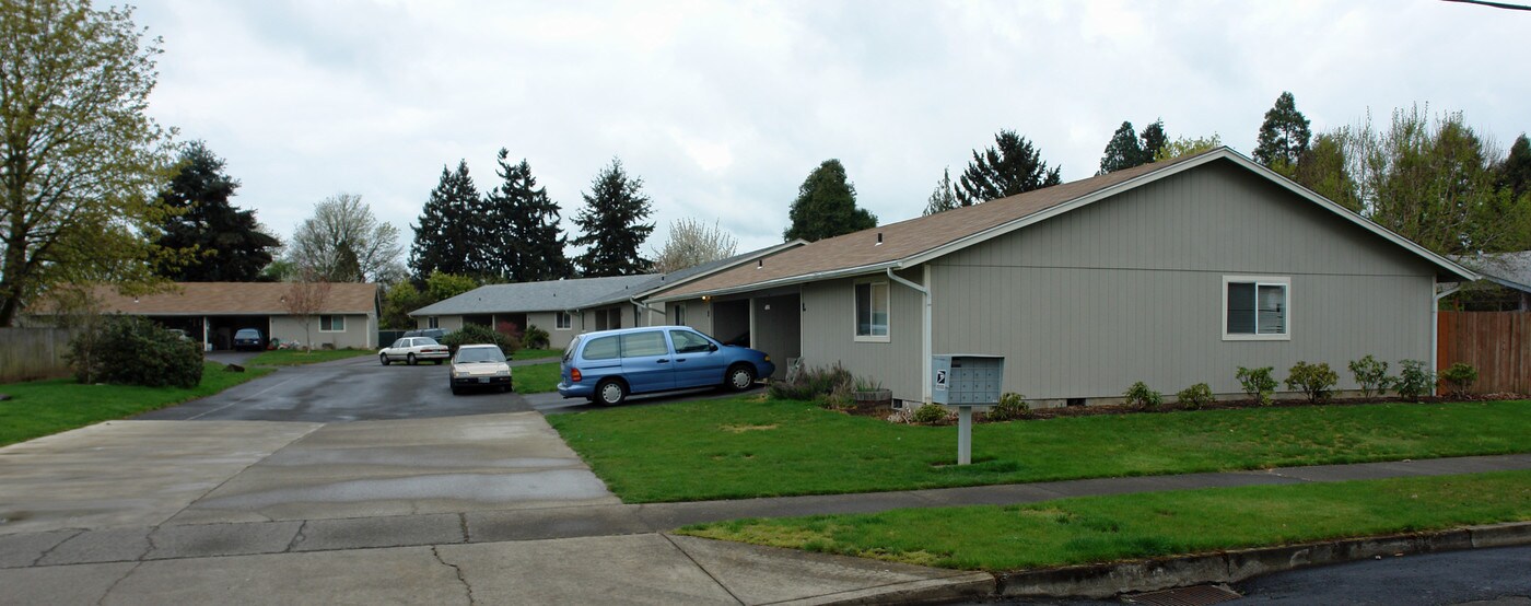 110 N Main St in Lebanon, OR - Building Photo