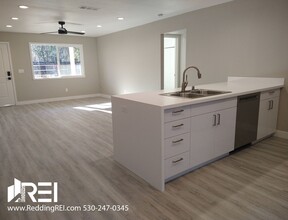 1566 Bramble Place in Redding, CA - Foto de edificio - Interior Photo