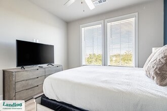 300 E Broad St, Unit 229 in Savannah, GA - Foto de edificio - Building Photo