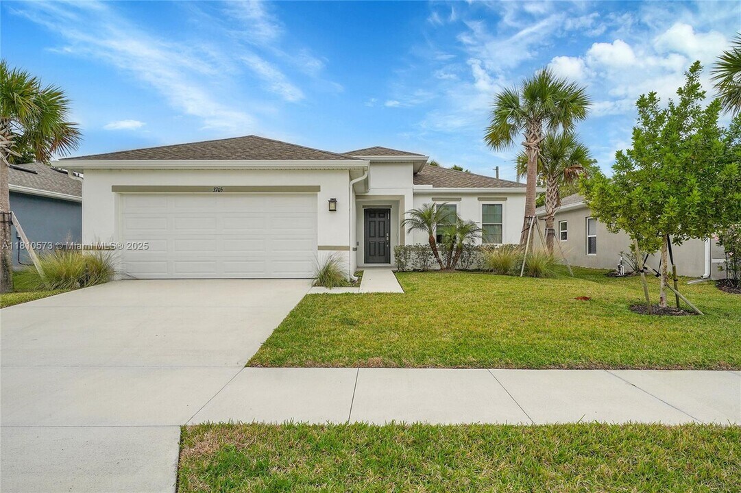 3705 Bennington Ln in Fort Pierce, FL - Building Photo