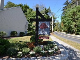 8 Rose Ln in Danbury, CT - Building Photo
