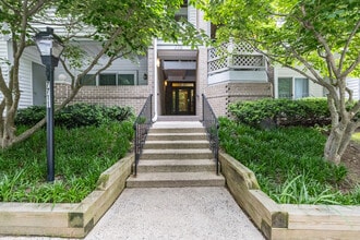 Lafayette Forest Condominiums in Annandale, VA - Building Photo - Building Photo