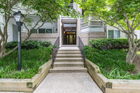 Lafayette Forest Condominiums in Annandale, VA - Foto de edificio - Building Photo