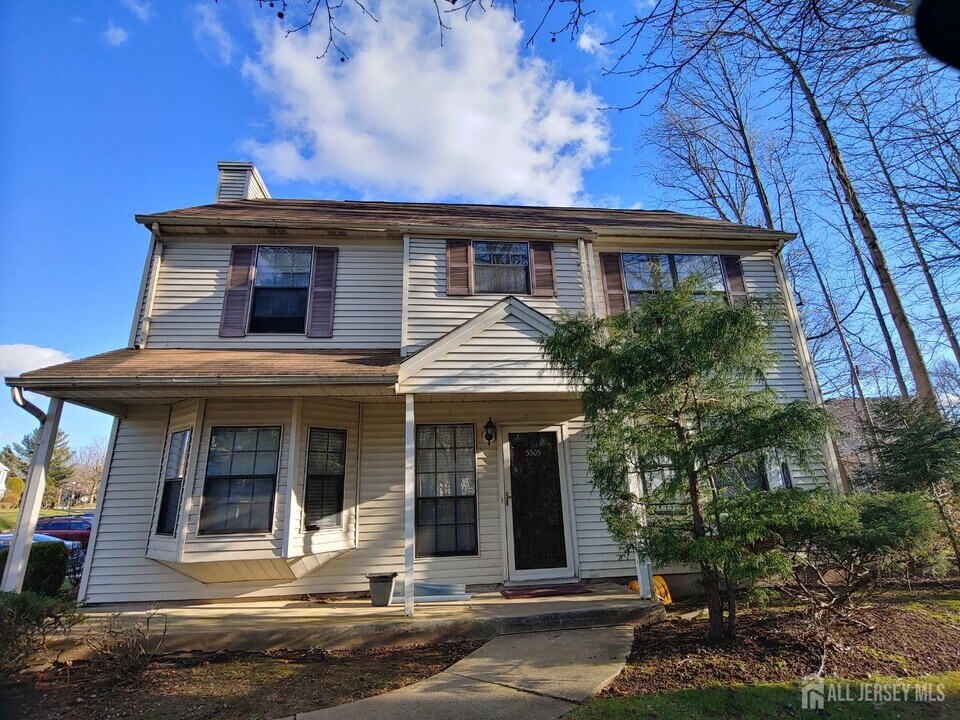 3305 Stonehedge Rd in Edison, NJ - Building Photo