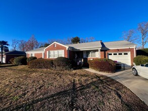 4724 Thoroughgood Dr in Virginia Beach, VA - Building Photo - Building Photo