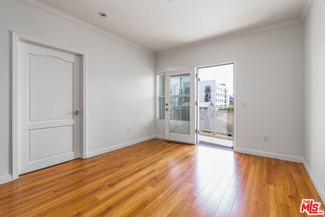1025 Dewey Ave in Los Angeles, CA - Building Photo - Building Photo