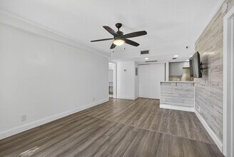 612 Executive Center Dr in West Palm Beach, FL - Building Photo - Building Photo