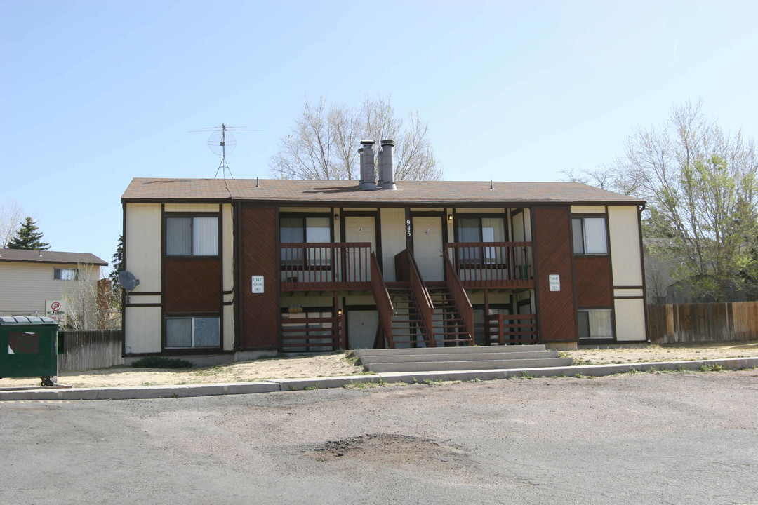 945 Hathaway Dr in Colorado Springs, CO - Foto de edificio