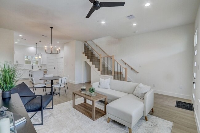 1211 Dewalt St, Unit 08-407 in Houston, TX - Building Photo - Building Photo