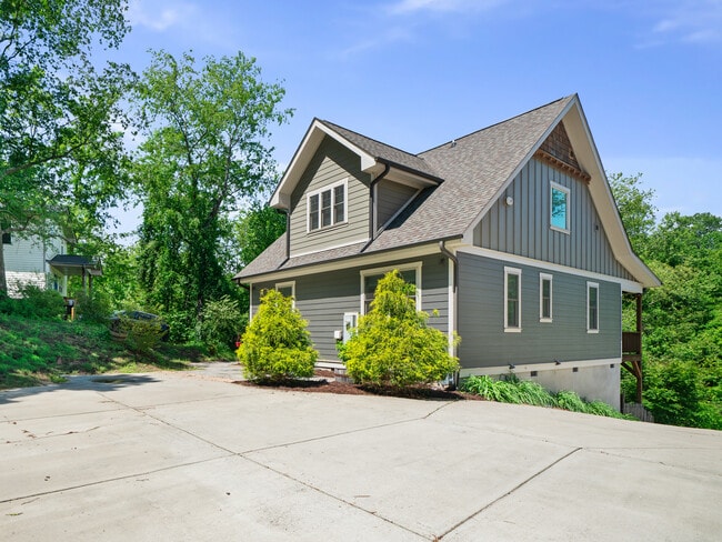 70 Deaver St in Asheville, NC - Building Photo - Building Photo