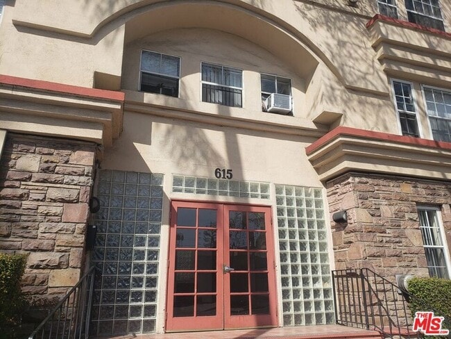 property at 615 N Rossmore Ave