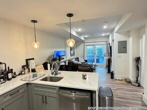 9 Douglas St, Unit 1 in Boston, MA - Foto de edificio - Building Photo