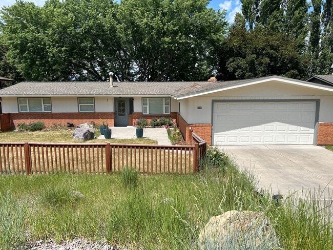 property at 715 Parkview Way