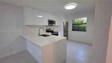 10161 W Sunrise Blvd, Unit 101 in Plantation, FL - Building Photo - Building Photo