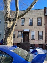 74-43 64th Ln in Flushing, NY - Foto de edificio - Building Photo