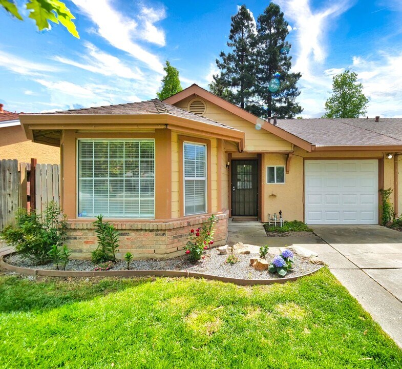 1168 Pebblewood Dr in Sacramento, CA - Building Photo
