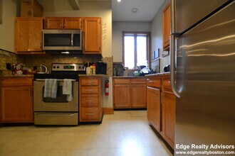 77 Easton St, Unit 1 in Boston, MA - Foto de edificio - Building Photo