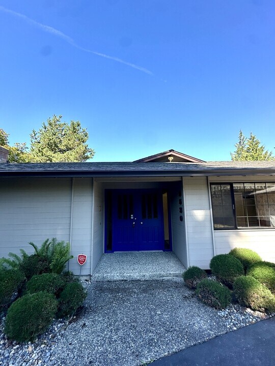 9530 NE 30th St in Clyde Hill, WA - Building Photo