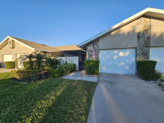 12755 Cold Stream Dr in Ft. Myers, FL - Foto de edificio - Building Photo