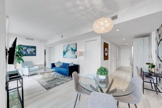 121 NE 34th St in Miami, FL - Building Photo - Building Photo