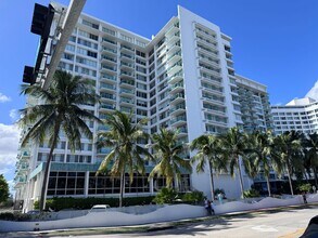 1000 West Ave, Unit 422 in Miami Beach, FL - Foto de edificio - Building Photo
