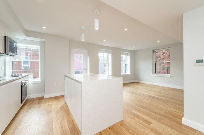 24 Fleet St, Unit 9 in Boston, MA - Building Photo - Building Photo