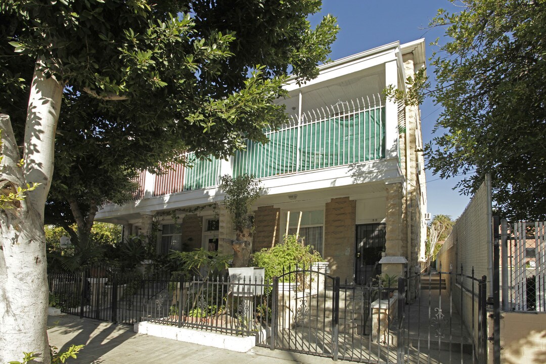 153 E Center St in Pomona, CA - Foto de edificio