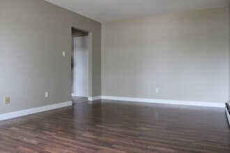 Willow Apartments in Edmonton, AB - Building Photo - Building Photo