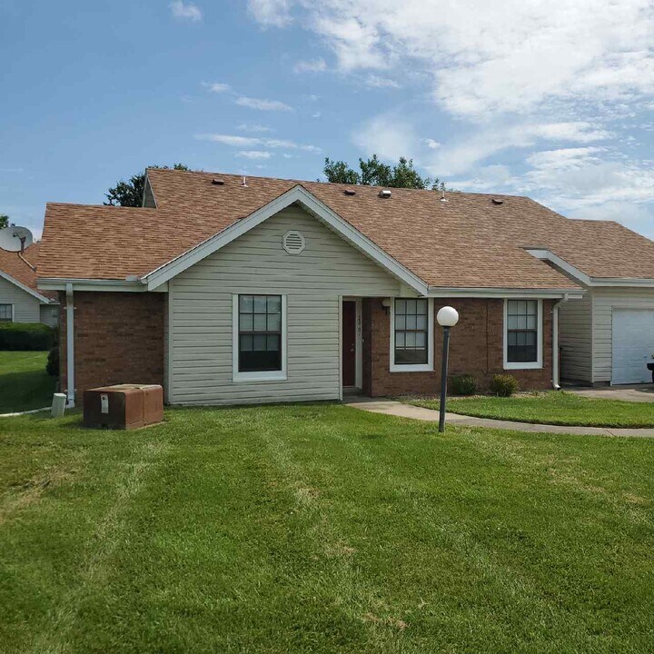 122 SE 1161 in Knob Noster, MO - Building Photo