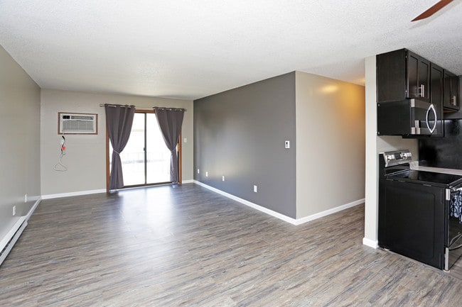 Woodland Place Apartments in West Des Moines, IA - Building Photo - Interior Photo