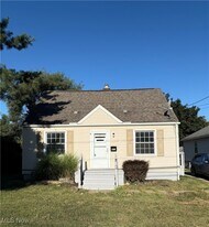 918 Brittain Rd in Akron, OH - Building Photo